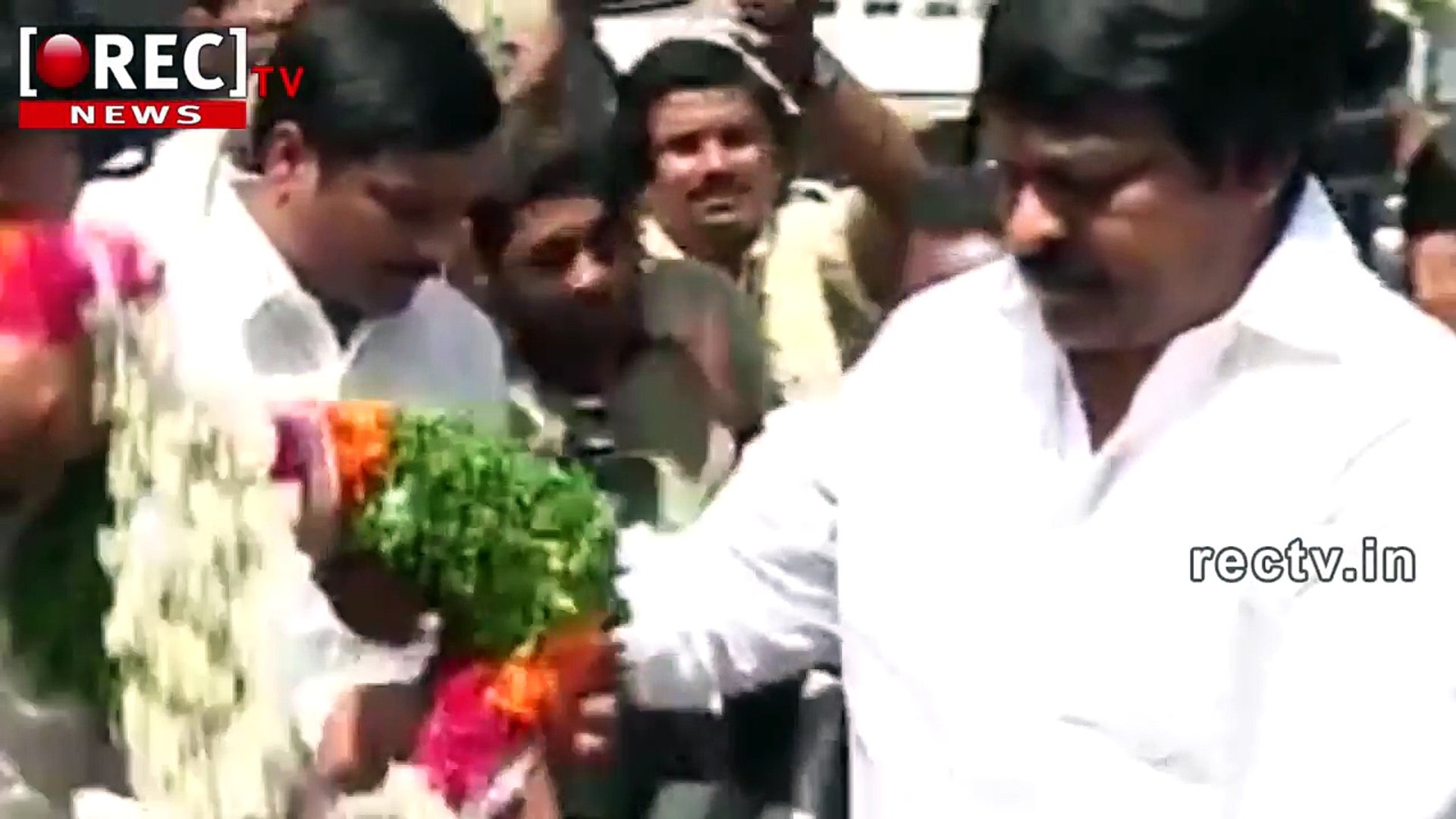 CHIRAJNEEVI CLOSE TO YSRCP PARTY  LATEST TELUGU POLITICAL NEWS UPDATES