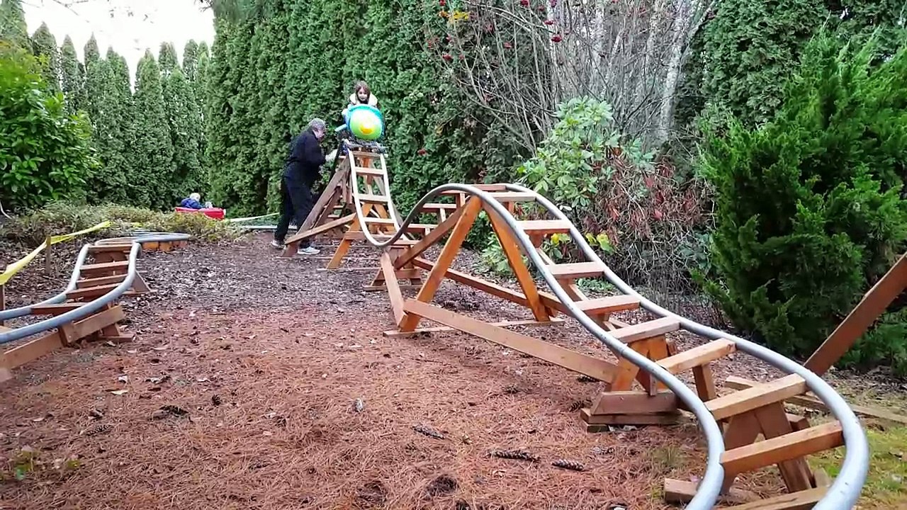 Il crée un manège pour ses enfants dans son jardin