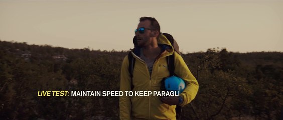 Un parapentiste se fait tracter dans les airs par un camion
