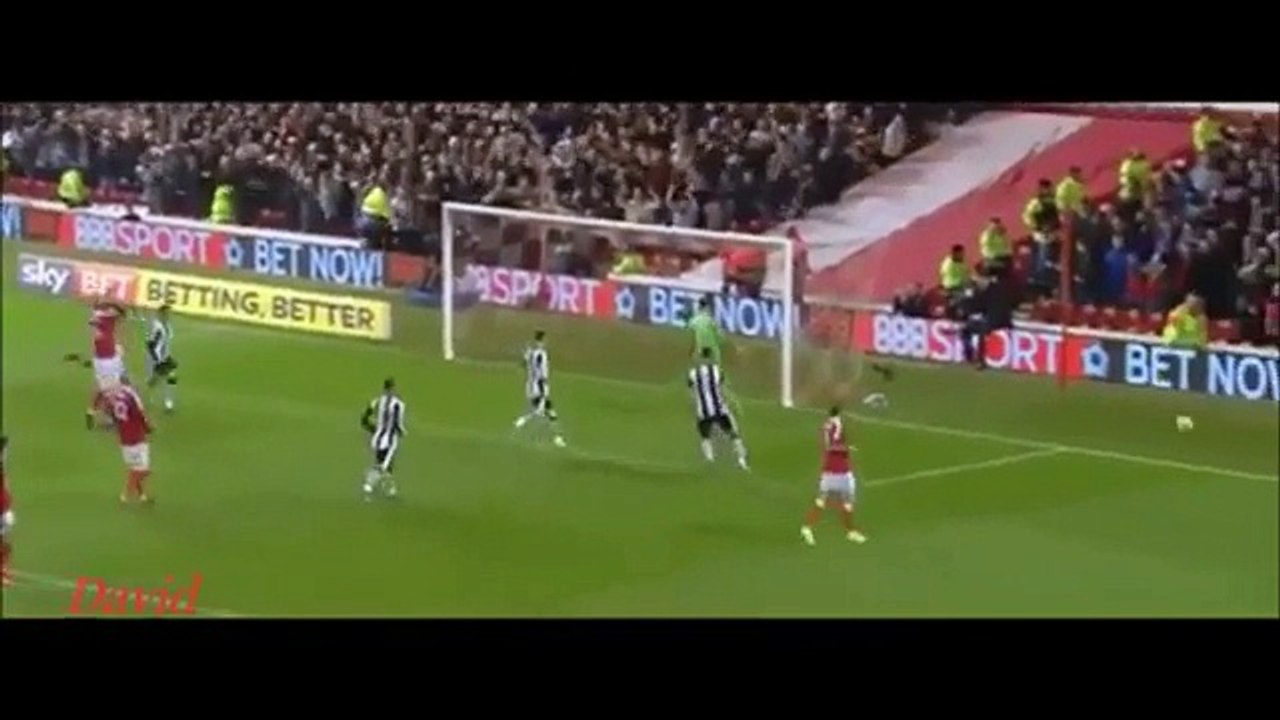 Dois penáltis, duas expulsões e nem assim lá ia o Nottingham Forest