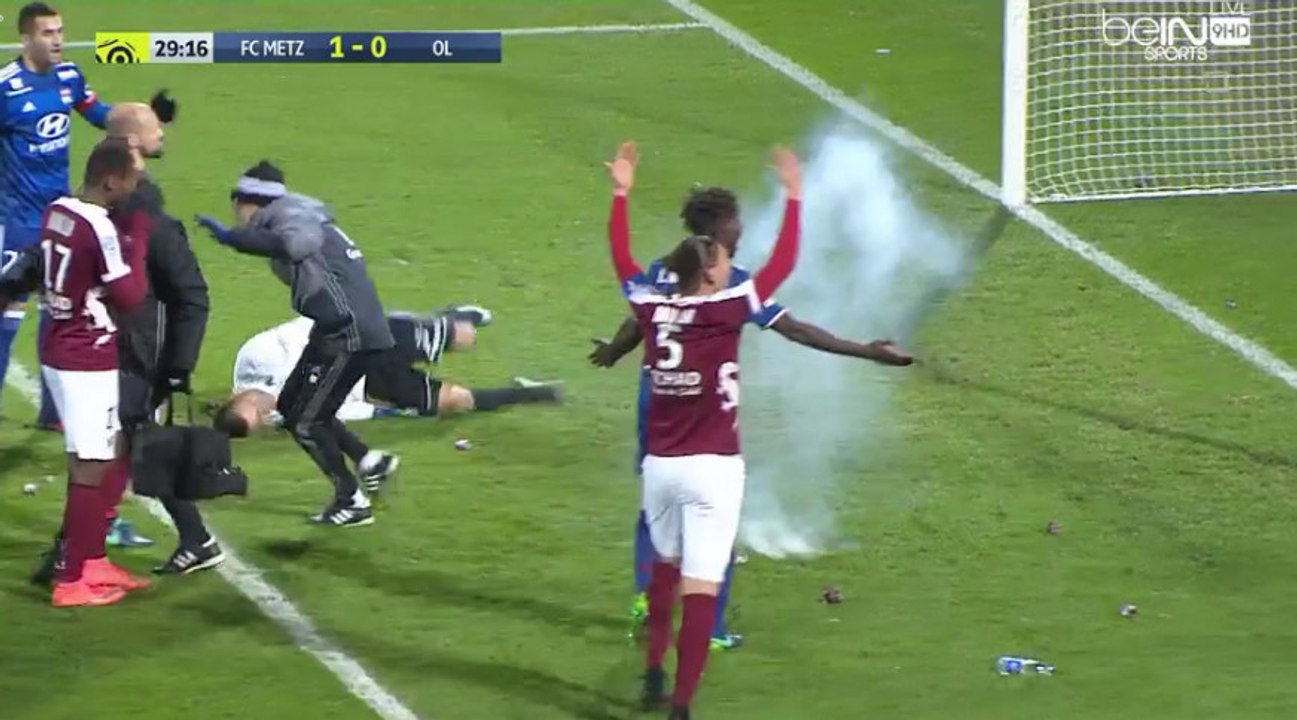 Anthony Lopes victime d'un jet de pétard - FC Metz 1-0 Olympique Lyonnais - (03/12/2016) / LIGUE 1