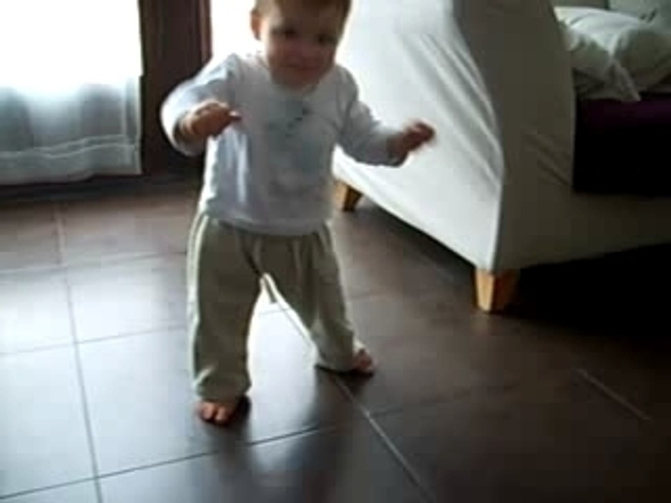 Les 1ers vrais pas de Raphaël