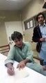 Quetta Ke Hospital Main Doctor Sharab Ke Nashe Main Dhut Mareezon Ka Ilaaj Karte Hue