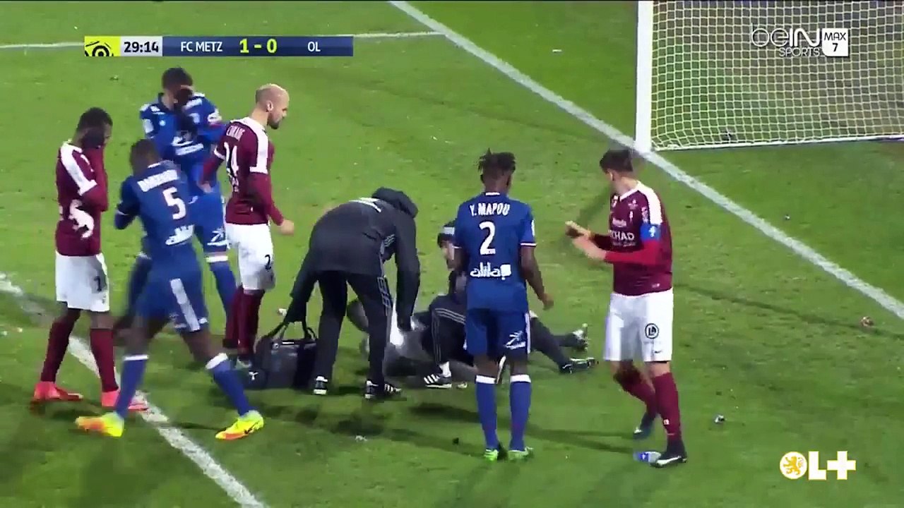 Les images inadmissibles du match Metz-Lyon  arrêtés après des jets de pétards sur le gardien lyonnais