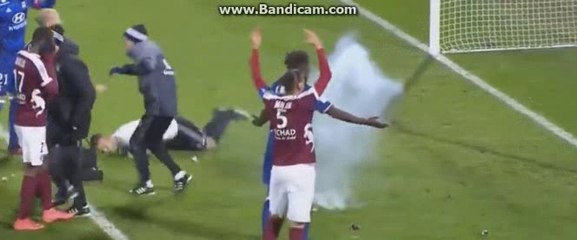 Metz - Lyon explosion of firecrackers suspended match 03.12.2016