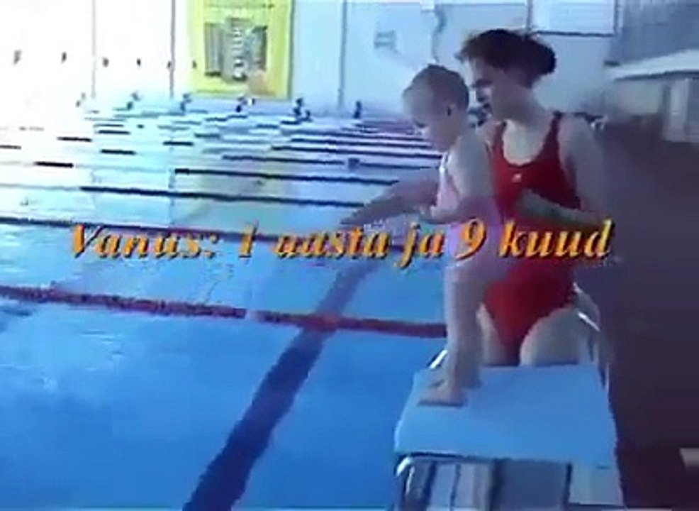 Bébé sait nager Elle a seulement 1 an et 9 mois !!(baby swim)