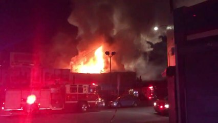 Oakland - incendio al rave party dentro un capannone: 24 morti