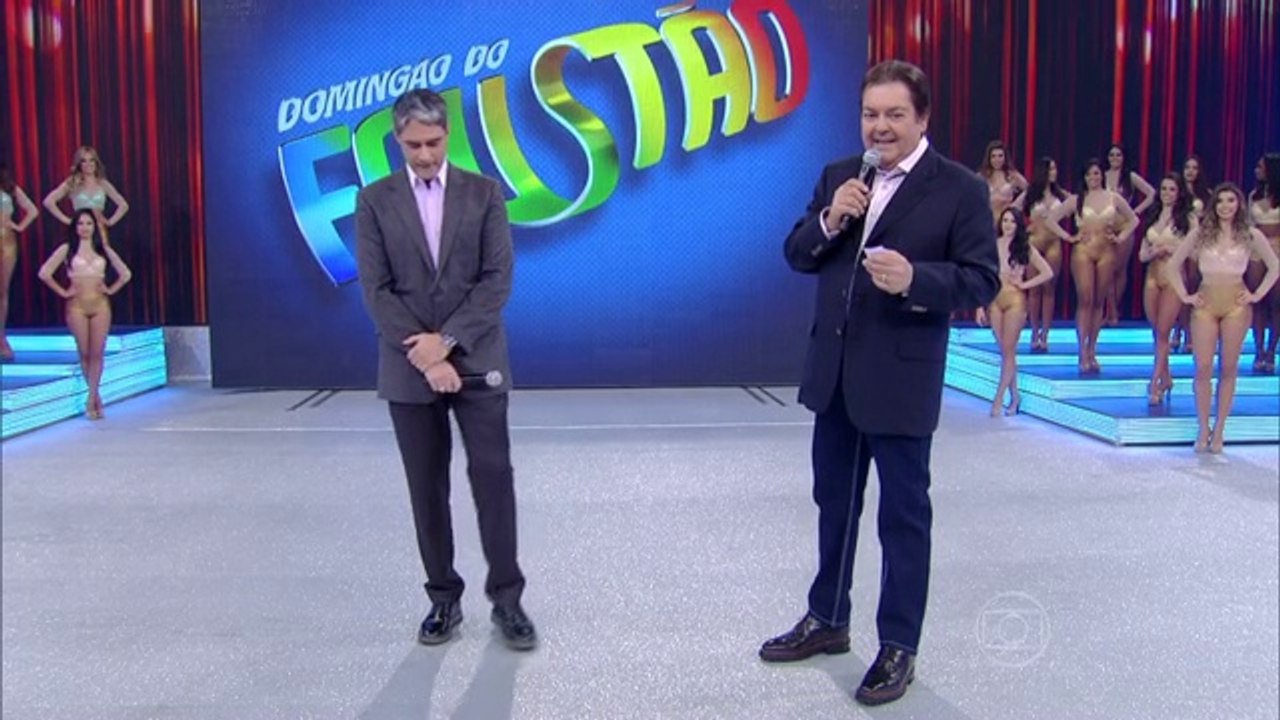 William Bonner entra no palco e relembra tempo de rádio
