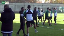 Les joueurs du Real Betis félicitent Mandi pour la naissance de son premier enfant