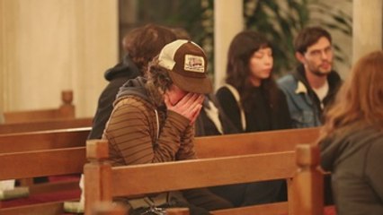 Vigilia en una capilla en Oakland para recordar a las víctimas de incendio