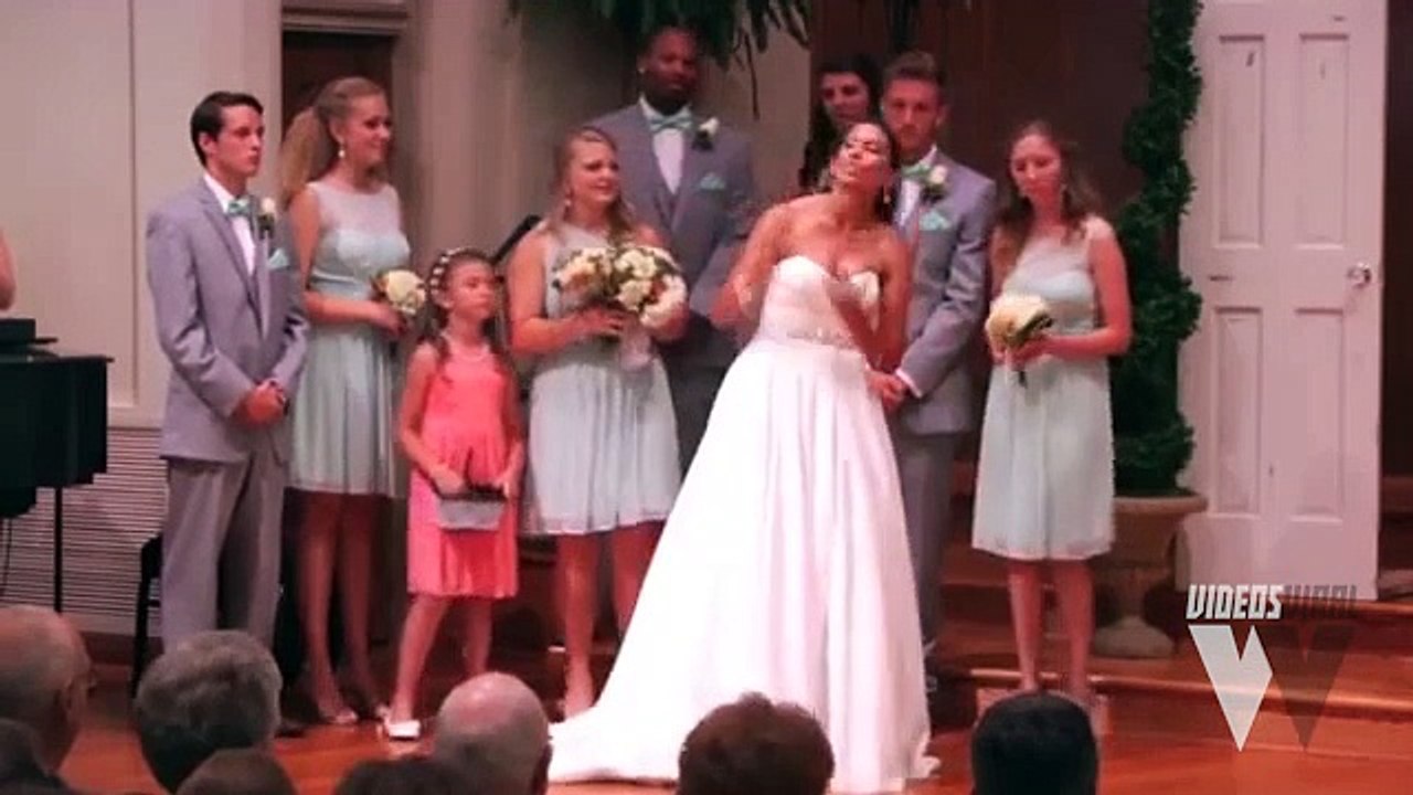 Devant tout le monde, la mariée quitte l’autel laissant son fiancé. Mais ne quittez surtout pas ses mains des yeux!