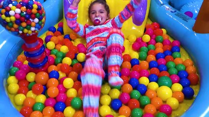 Giant Dubble Bubble Gumball Machine - Bubble Gum Challenge - SUPER GROSS_ - Madd