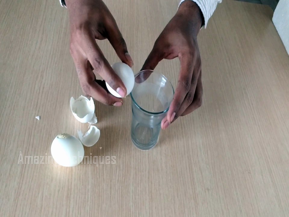 Raw vs Boiled Egg ǀ How to Identify Raw and Boiled Eggs ǀ Amazing Techniques.