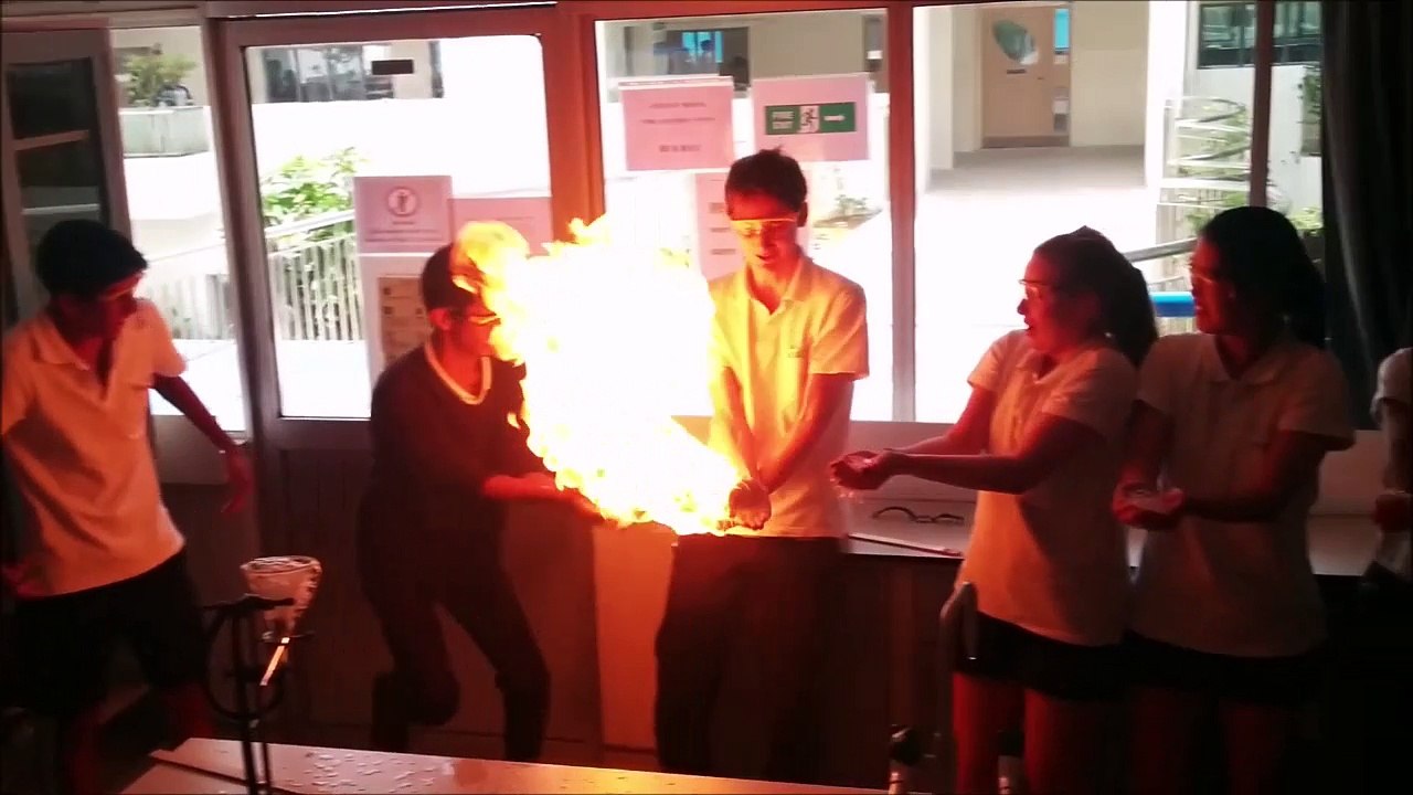 Ce prof de chimie est fou... boule de propane en feu de main en main