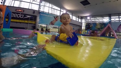 Maïwenn à la piscine... -- BABY SWIMMER 1 --
