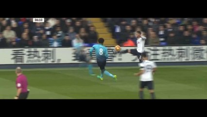 Neil Taylor met un coup de pied dans la tête de Kyle Walker sans recevoir de carton