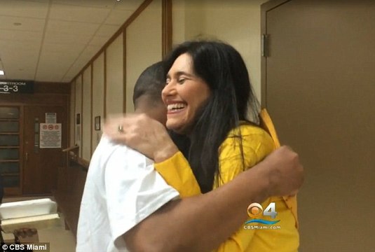 Beautiful Moment of the Judge Reunites With Middle School Classmate She Recognized In Court