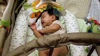 Ce bébé riant dans son sommeil va vous faire craquer !