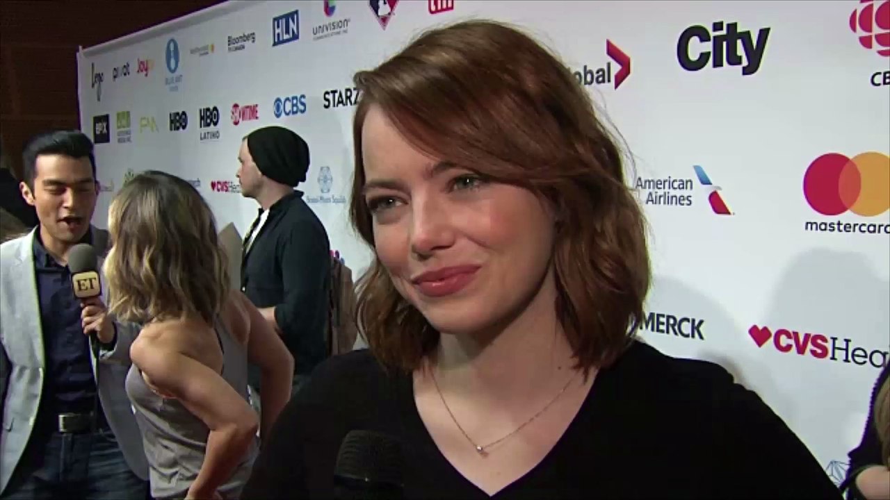 'SNL' host Emma Stone sings about re-gifting holiday candles