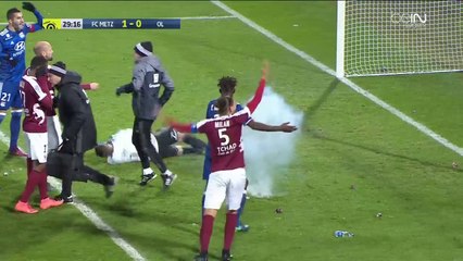 Le joueur de l'Olympique Lyonnais violemment touché par des pétards !