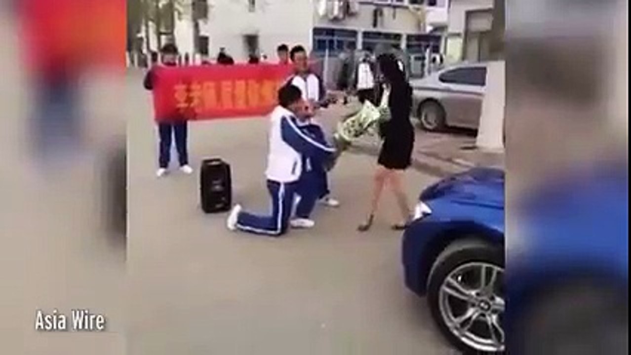 شاهد ردة فعل معلّمة خطيبها تلميذها أمام الجميع