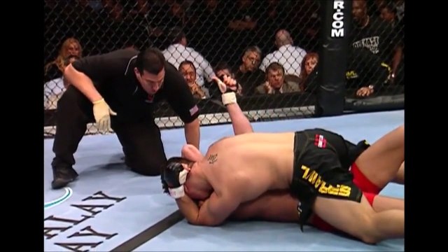 Ce combattant MMA fait un doigt à son adversaire et demande à l'arbitre de ne pas arrêter le combat !