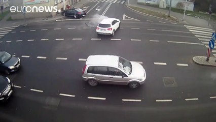 نجاة احد الراجلين باعجوبة