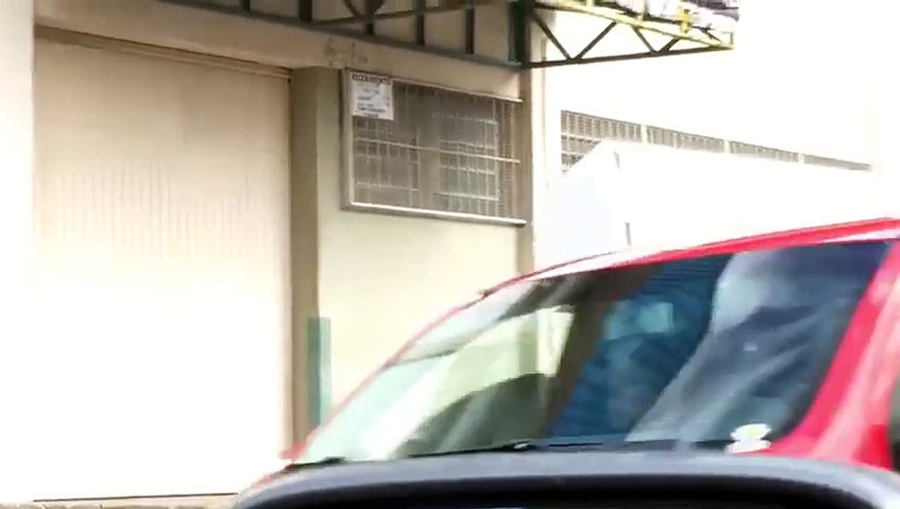 Bisiklet buzdolabı taşıyan adam