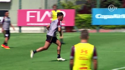 Tinha que ser o Chavez! Argentino perde gol incrível em treino do São Paulo.