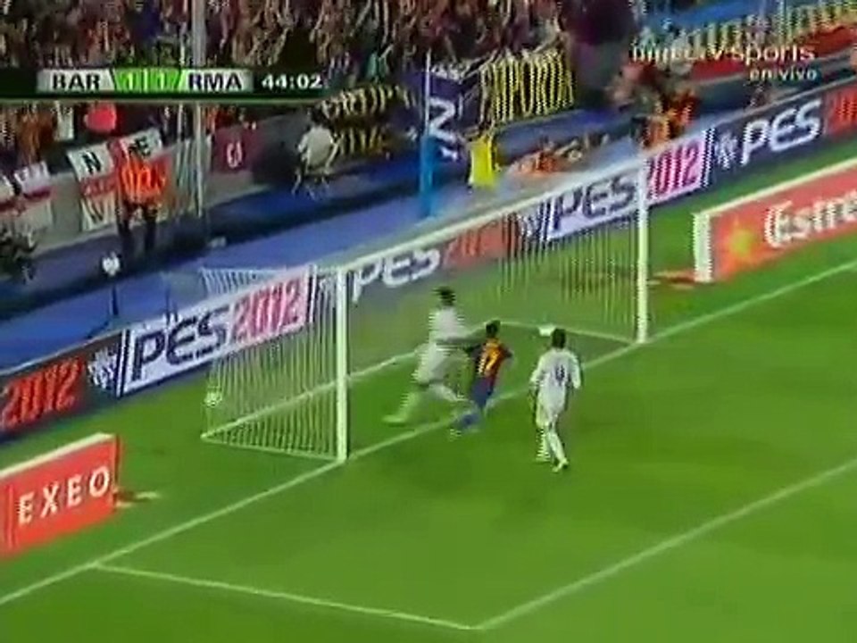 MESSI HUMILLA A CRISTIANO RONALDO (CR7 kNELT TO MESSI)-