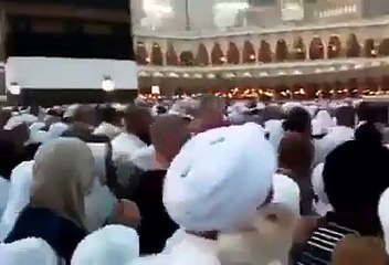 سبحان اللہ یہ ویڈیو دیکھے کسیے طواف کے دوران چریا 1 آدمی کے سر پر طواف کر رئی ہے