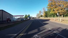 Un motard veut être sympa avec un automobiliste mais la suite va vous surprendre !