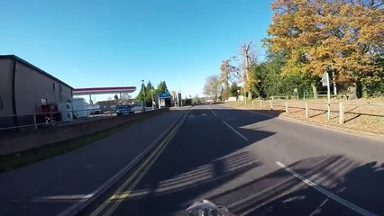 Un motard veut être sympa avec un automobiliste mais la suite va vous surprendre !