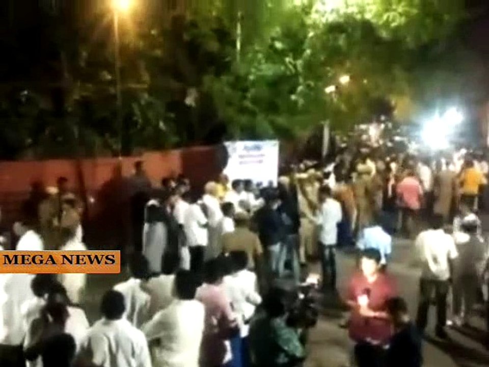 Tamil Nadu CM-Jayalalitha suffers Heart Attack , Undergoing Treatment at Apollo Hospital