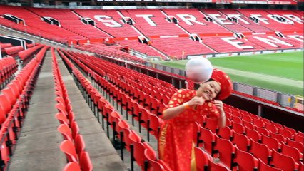 Đỗ Kim Phúc biểu diễn bóng đá tại Manchester United - sân Old Trafford