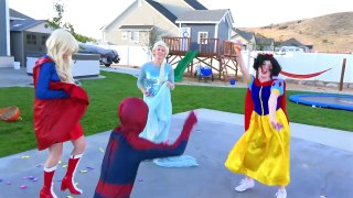 The Amazing Green Spiderman and Frozen Elsa được quả trứng bất ngờ-supergirl and snow white & candy
