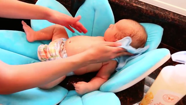 Baby Bath Time ❤ Cute Newborn Sink Bathtub Plush Flower & Chubby Baby by DisneyCarToys