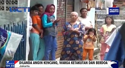 Angkutan Umum Tertimpa Pohon Tumbang