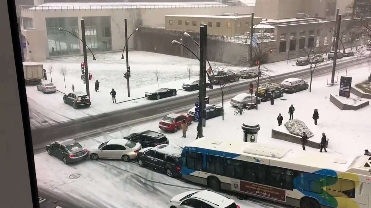 Une tempête de neige provoque un accident incroyable à Montréal