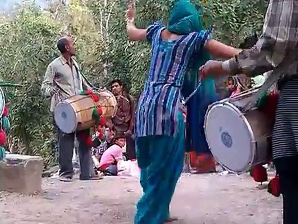 girl dance on dhol