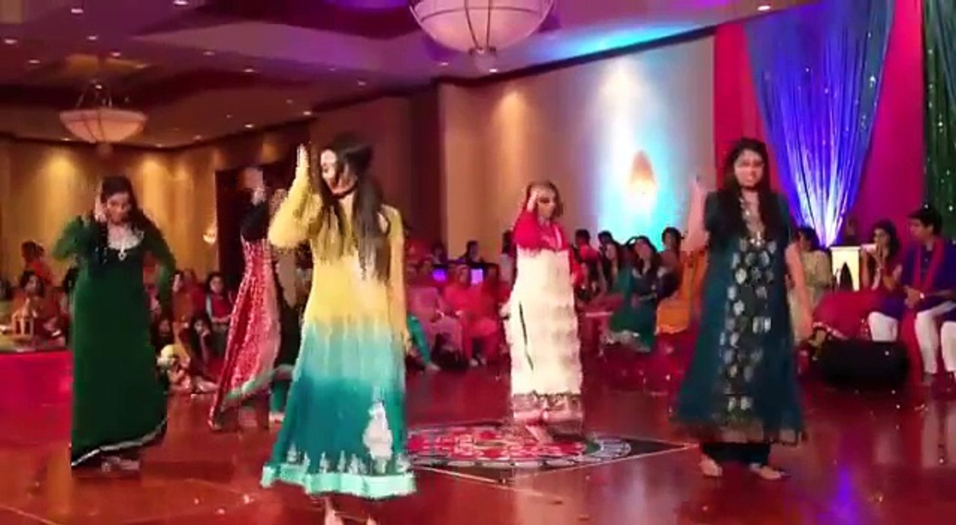 Pakistani Wedding Girls Mehndi Dance 2015