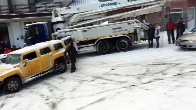 Quand tu viens regarder es dégats d'un carambolage et que tu te gamelle sur le verglas...