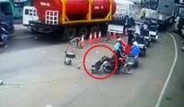 Güldüren motosiklet kazası kamerada