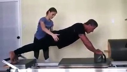 A 70 ans, Sylves­ter Stal­lone enchaine les pompes de façon incroyable !