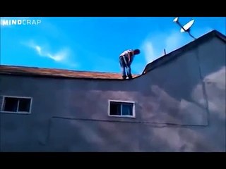 Ce taré tente un backflip du toit d'une maison... Dingue!