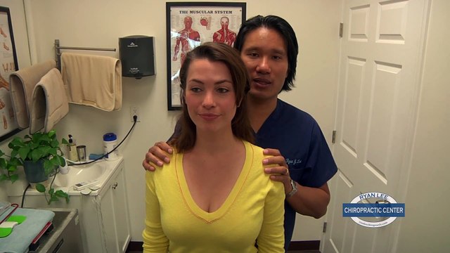 Pub pour un médecin chiropracteur : il fait craquer les meufs