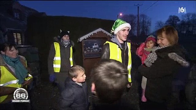La maison d'une famille devient l'attraction de toute une ville avec ses décorations de Noël - Vidéo