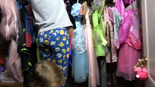 Mr.Max and Miss Katy сотни яиц с игрушками на тележке Макс и Катя ссыпали киндеры у мамы с кладовки 300 Surprise eggs