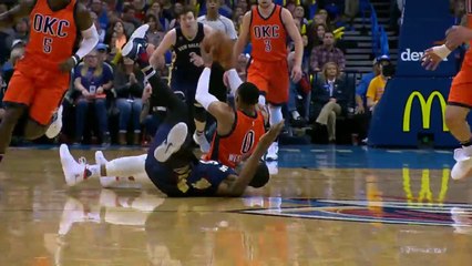 Russell Westbrook balance la tête derrière sa tête pour lancer la contre-attaque