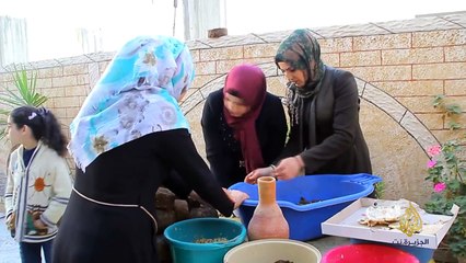 ‫أربع فلسطينيات يبتكرن حطبا صناعيا صديقا للبيئة‬‎